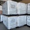 Plusieurs groupes électrogènes industriels DG34KSE emballés et stockés dans un entrepôt