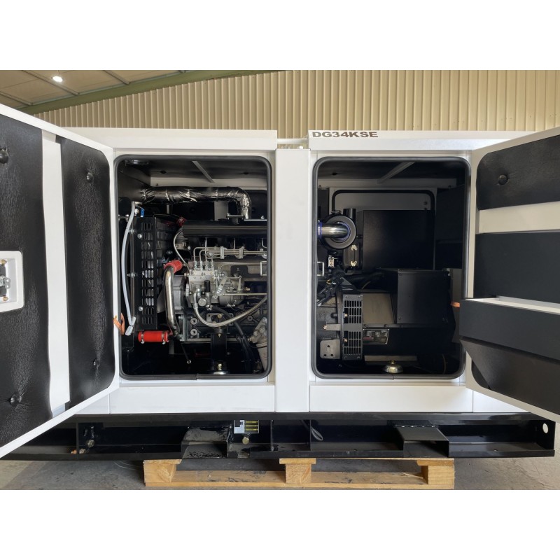 Groupe électrogène Industriel Diesel 34 kVA Monophasé et Triphasé Professionnel ITC Power DG34KSE avec le capôt ouvert